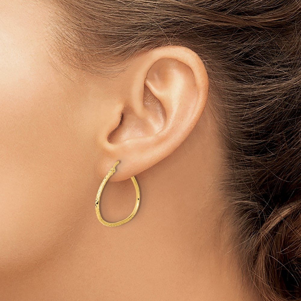 14K Yellow Gold D/C Polished Oval 1.5mm Hoop Earrings