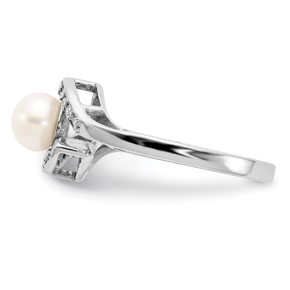 14k White Gold 5.5mm FW Cultured Pearl AA Diamond ring